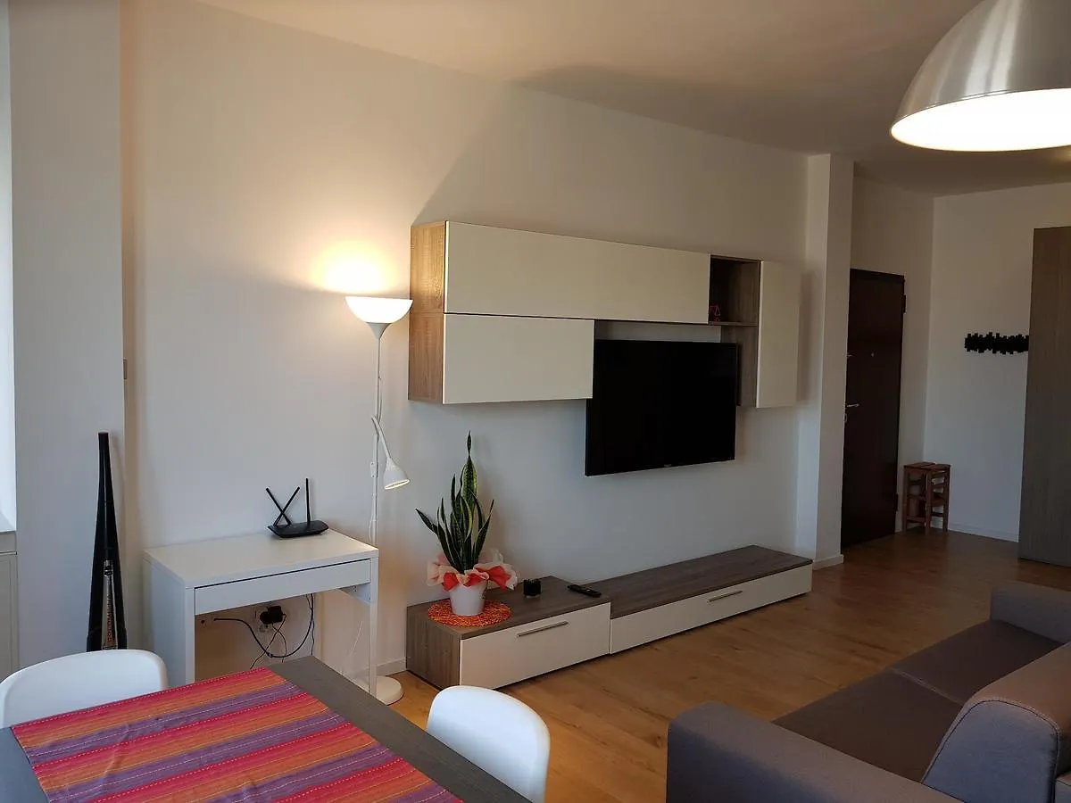 Four Rooms Apartments Οριστάνο